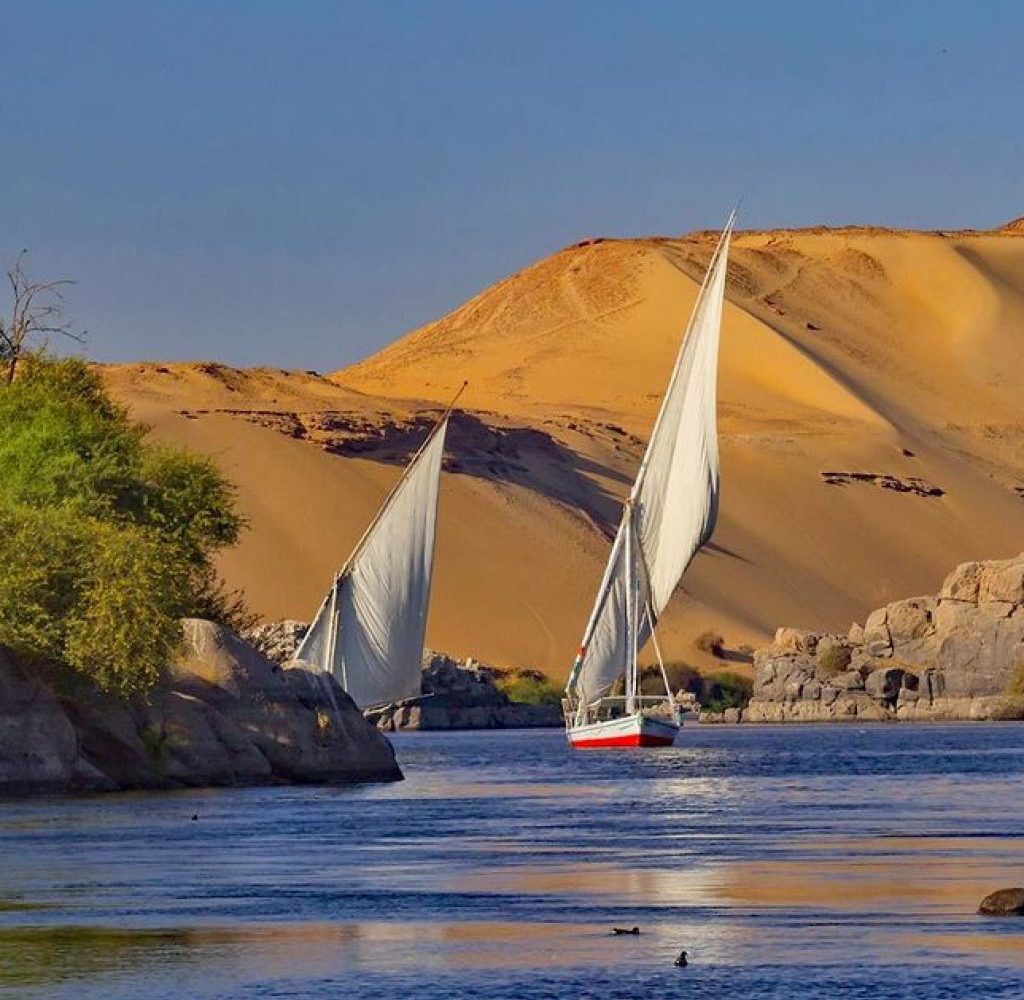 Luxor, Flight, Overday, Karnak temple, Hatschebsut, Vally of Kings, Nile Cruises with Trivaeg